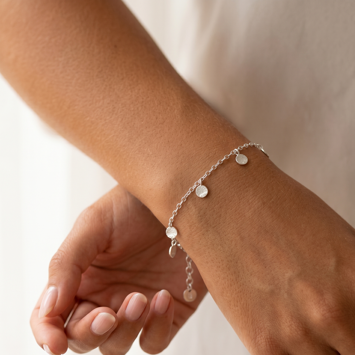 ハンマードディスクチャームブレスレット – J&CO Jewellery