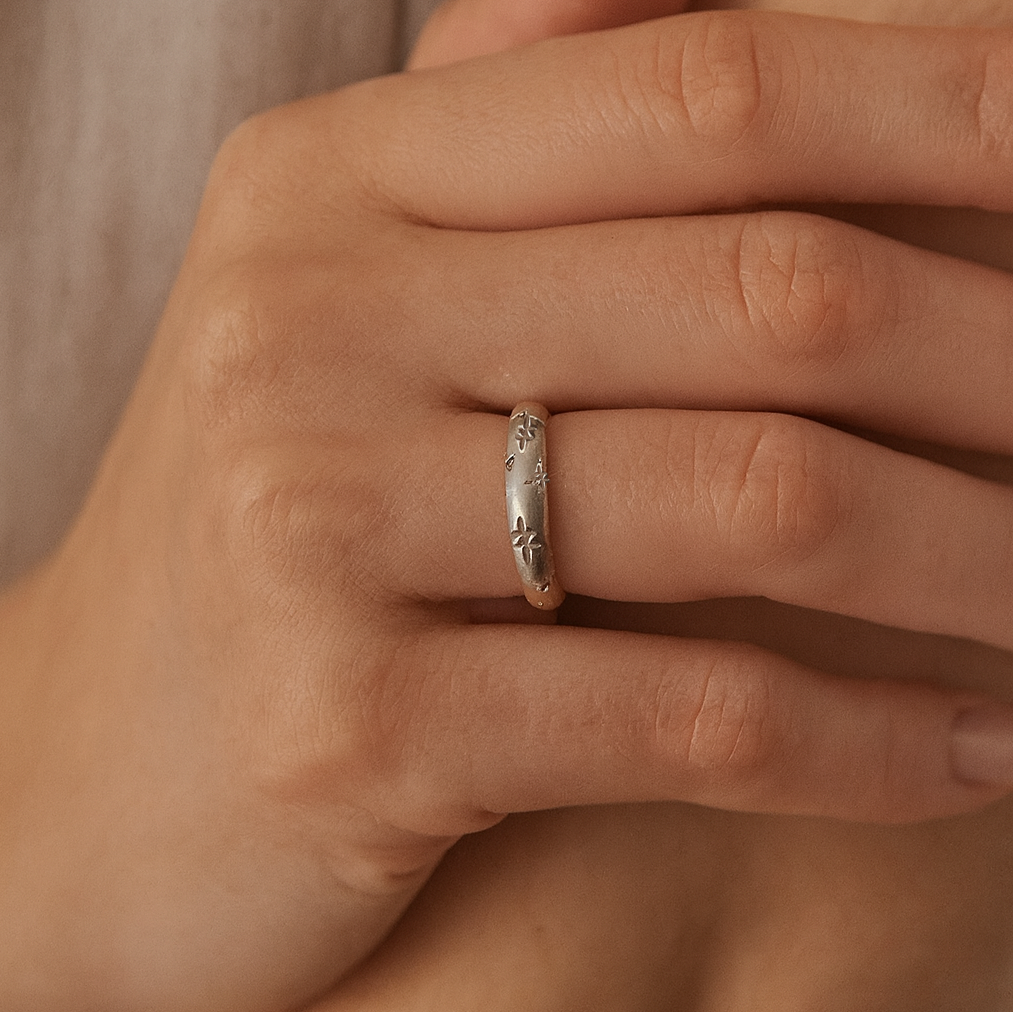 แหวนโดมสตาร์เบิร์สสีเงิน