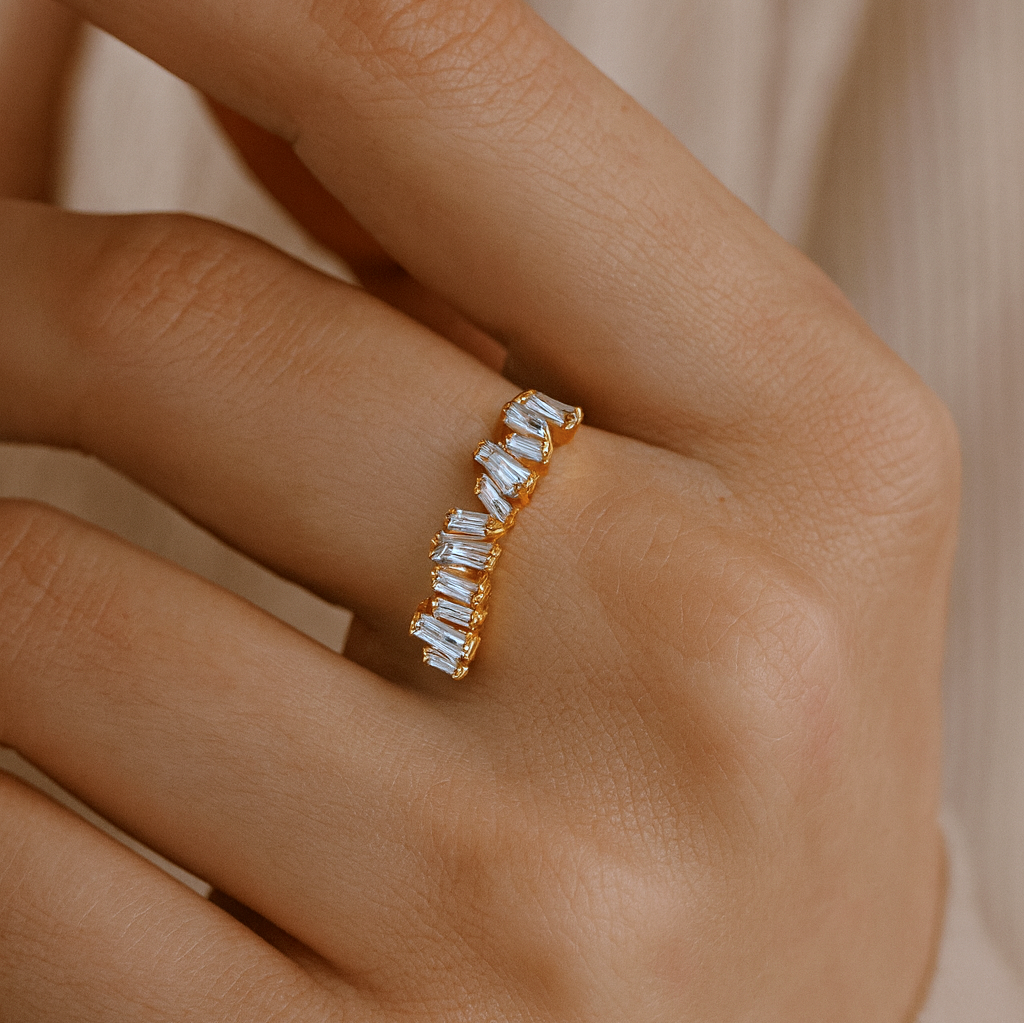 Pierścionek z ozdobną bagietką, złoty