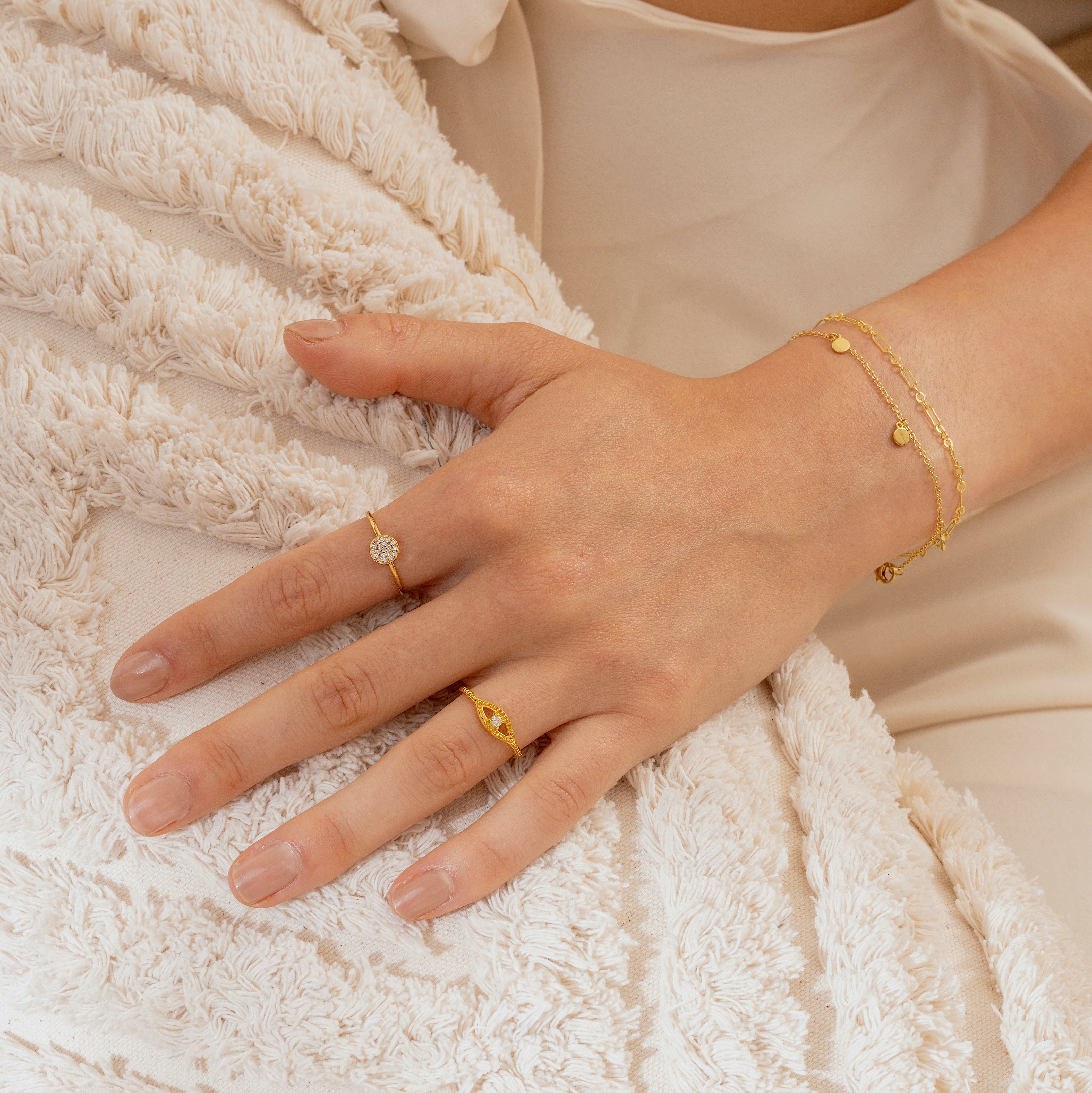 Pave disc ring outlet