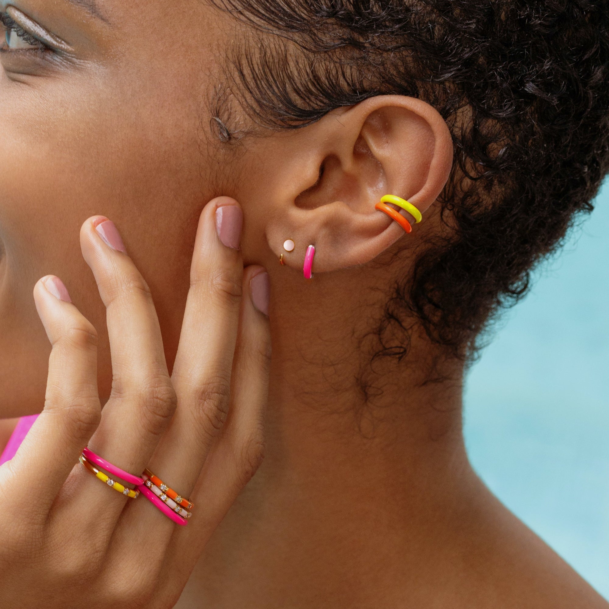 Anting Huggie Bola Bayi Merah Muda