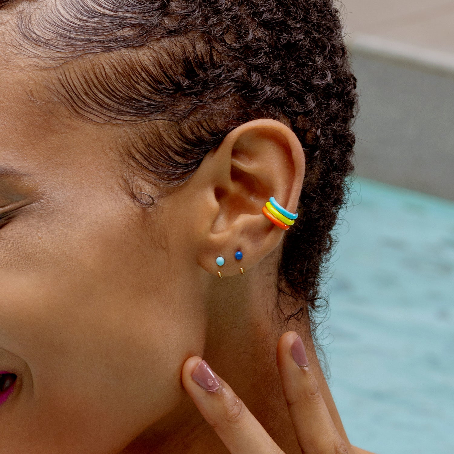 Babybal marineblauwe huggie oorbellen