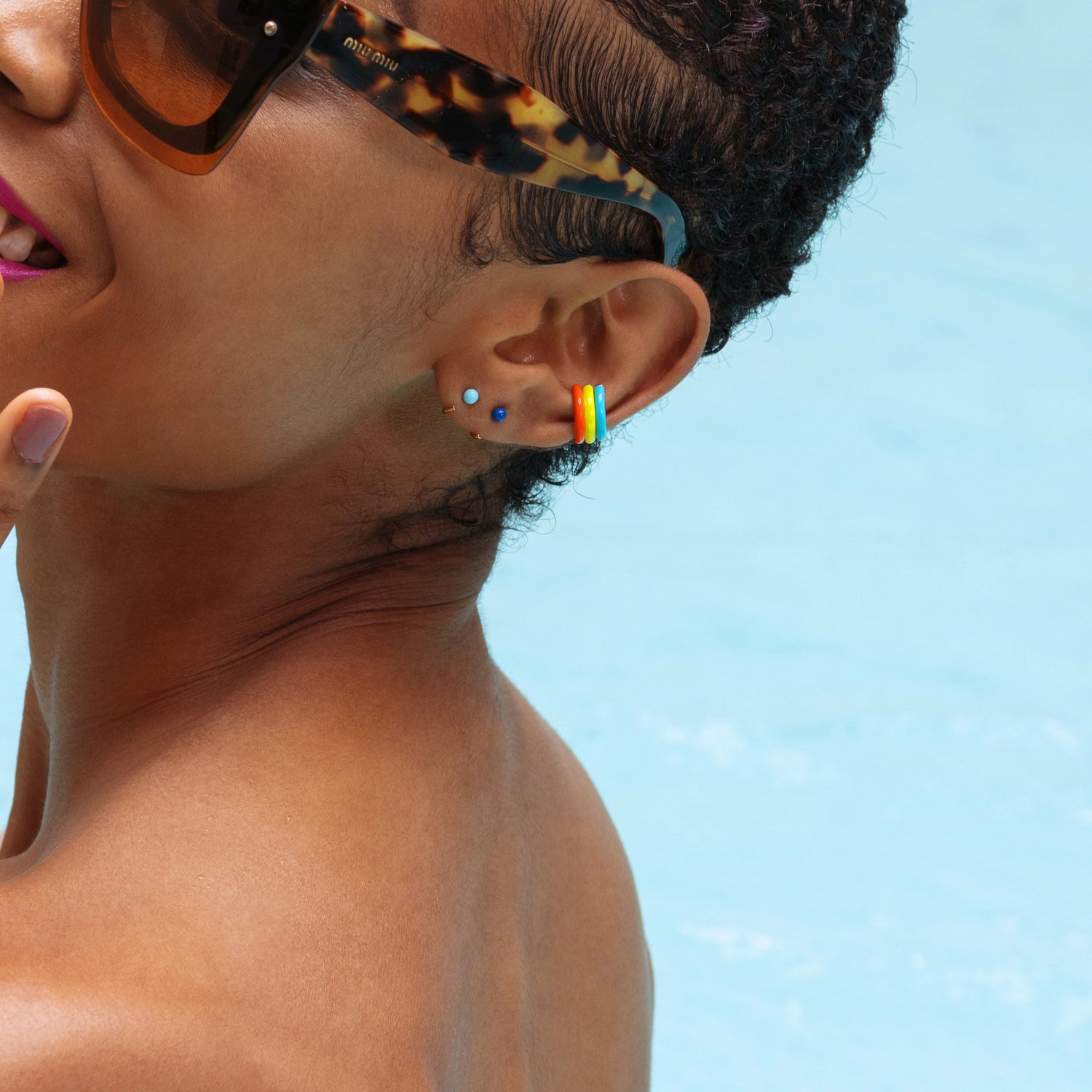 Babybal marineblauwe huggie oorbellen