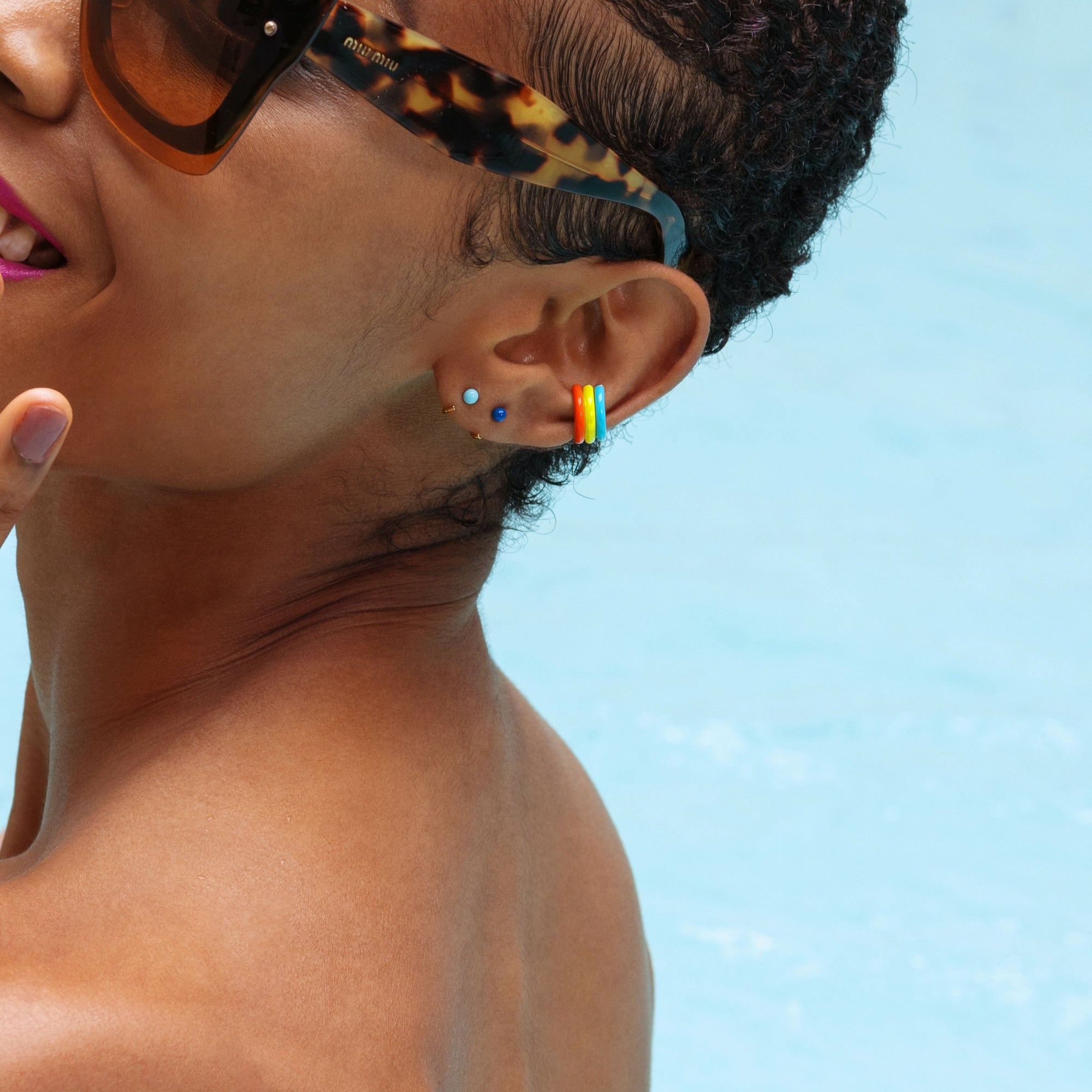 Babybal marineblauwe huggie oorbellen