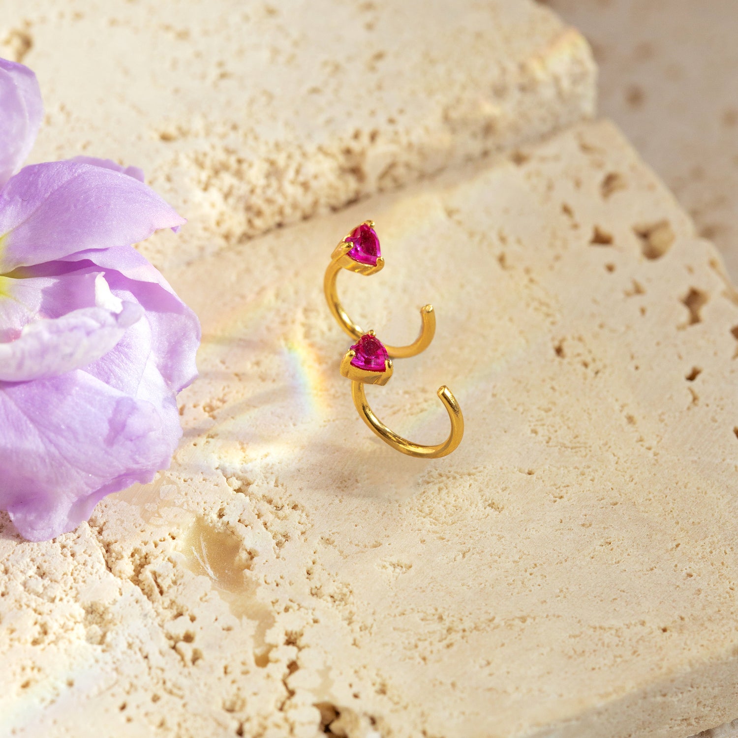 Liten Ruby Heart Huggie