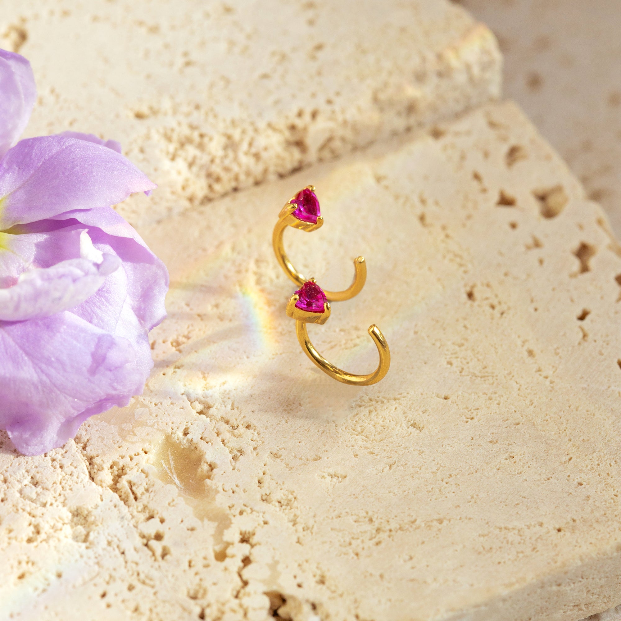 Liten Ruby Heart Huggie