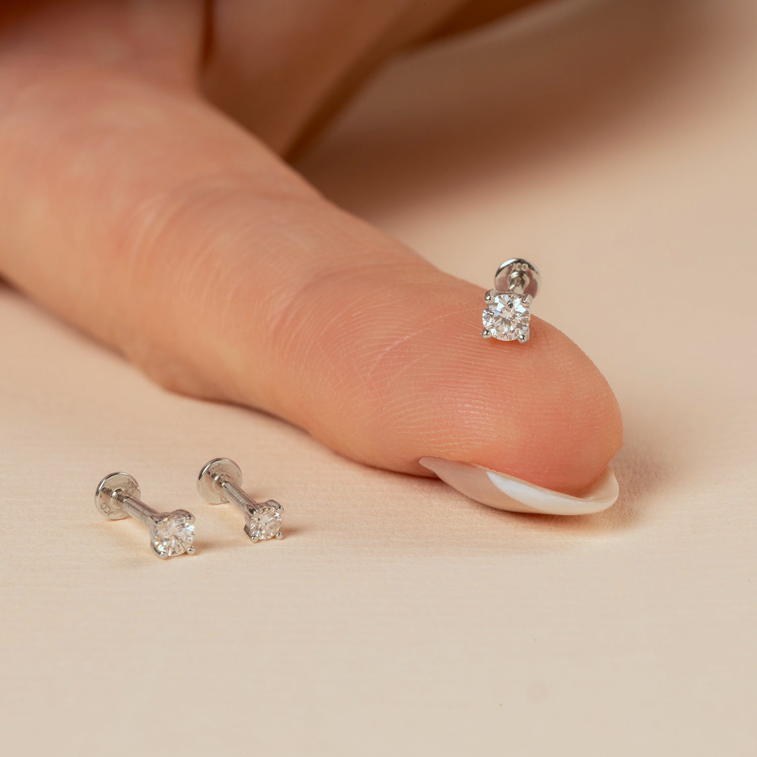 Color:White Gold
Option:Single
Option:Pair