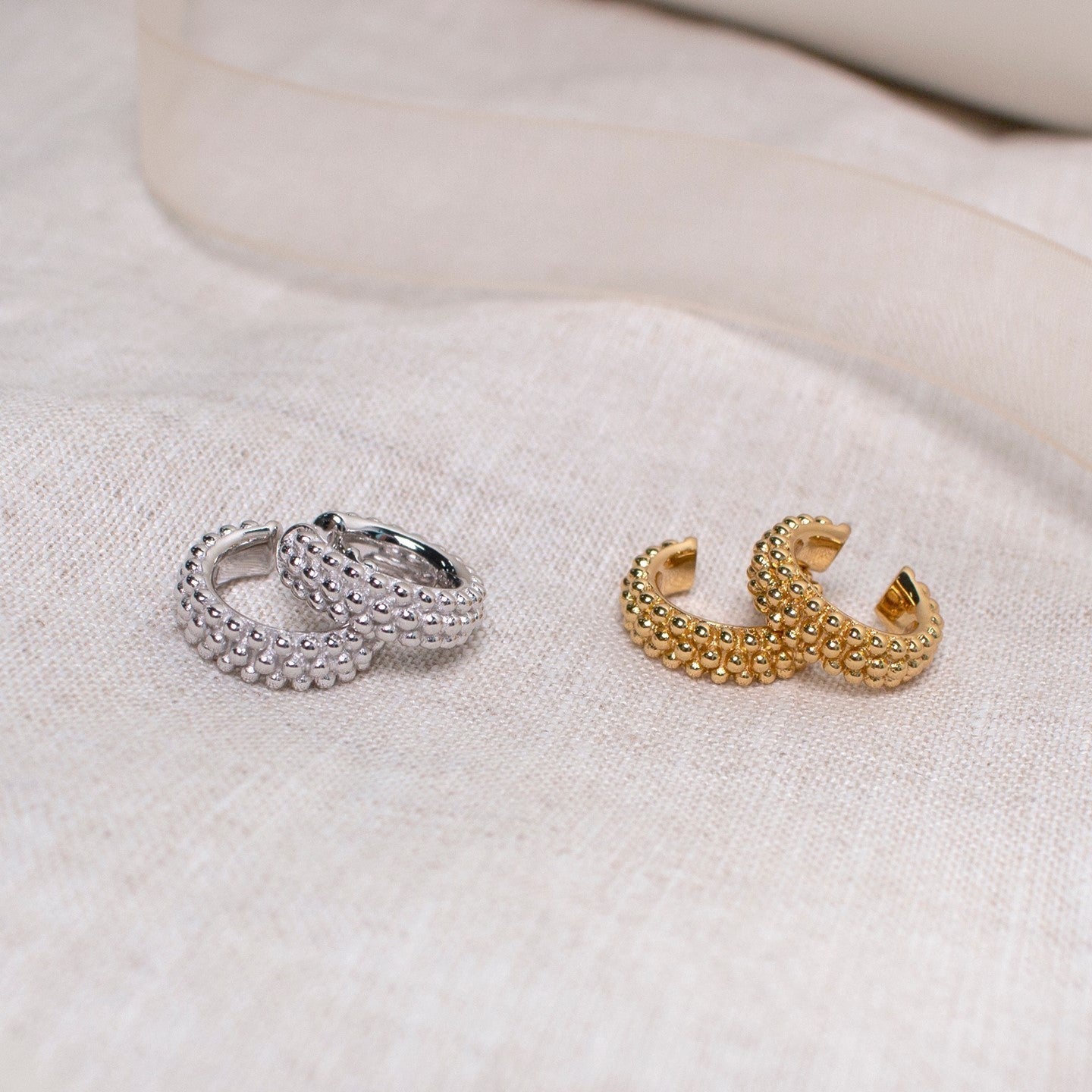 Indlagt kuglebesat øreklemme