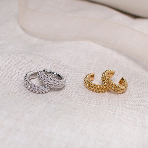 Indlagt kuglebesat øreklemme