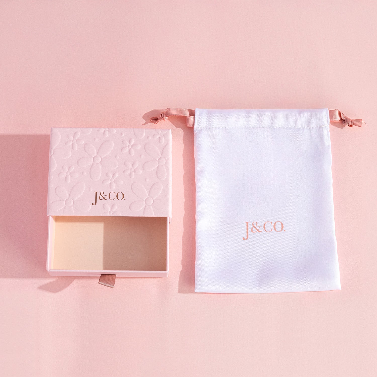 Blommönstrad präglad presentask