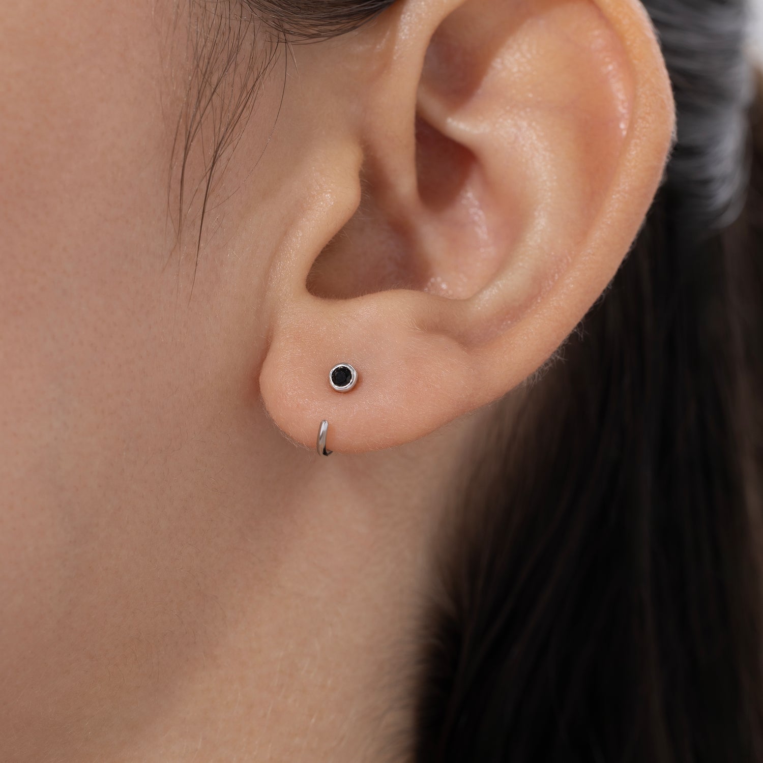 ミニブラックベゼルハギーイヤリング