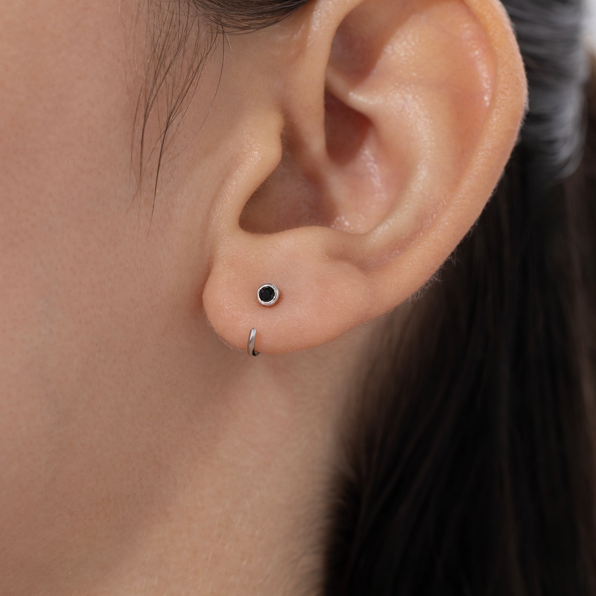 ミニブラックベゼルハギーイヤリング