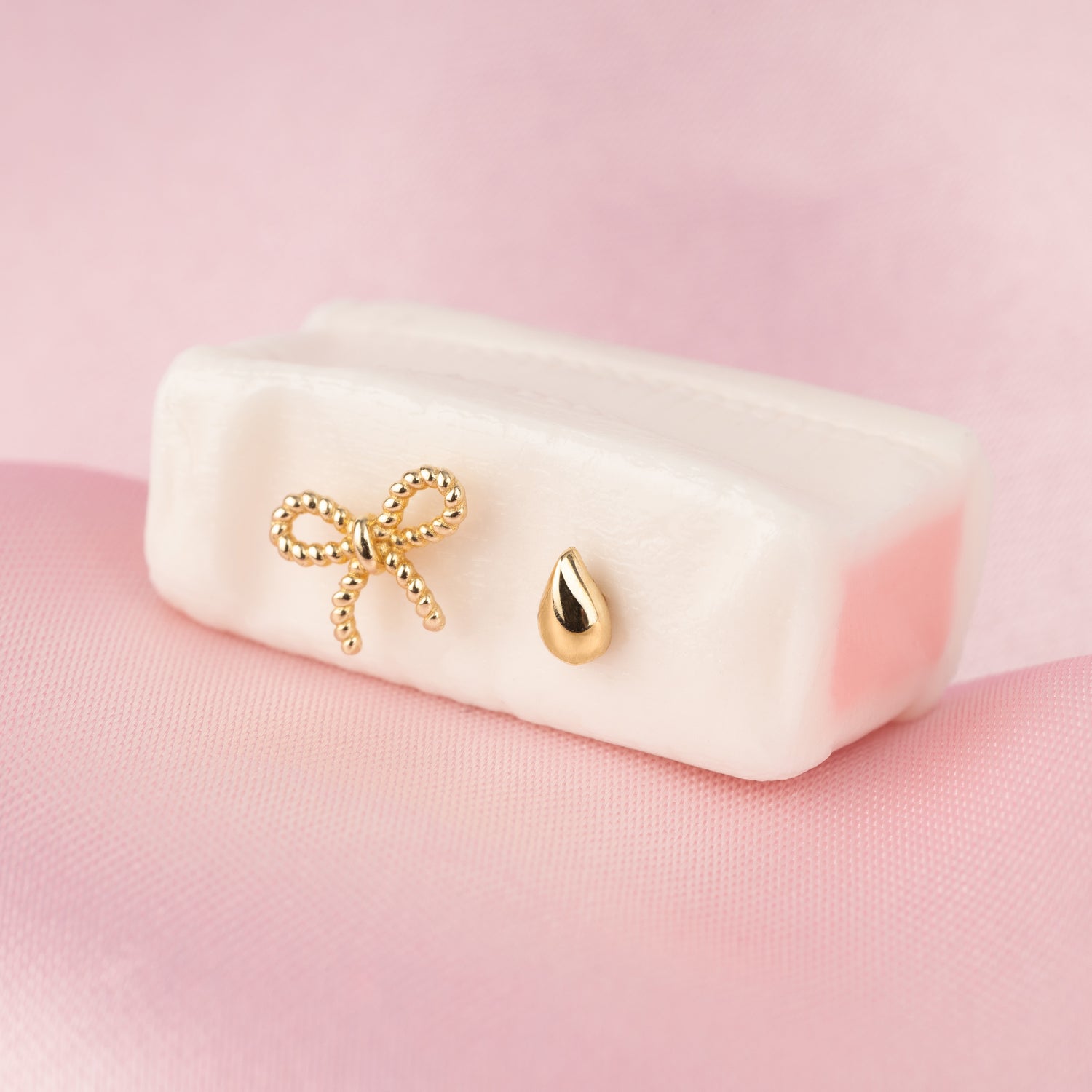 Pendiente de respaldo plano con micro lazo de oro macizo de 14K