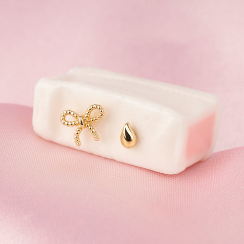 Pendiente de respaldo plano con micro lazo de oro macizo de 14K