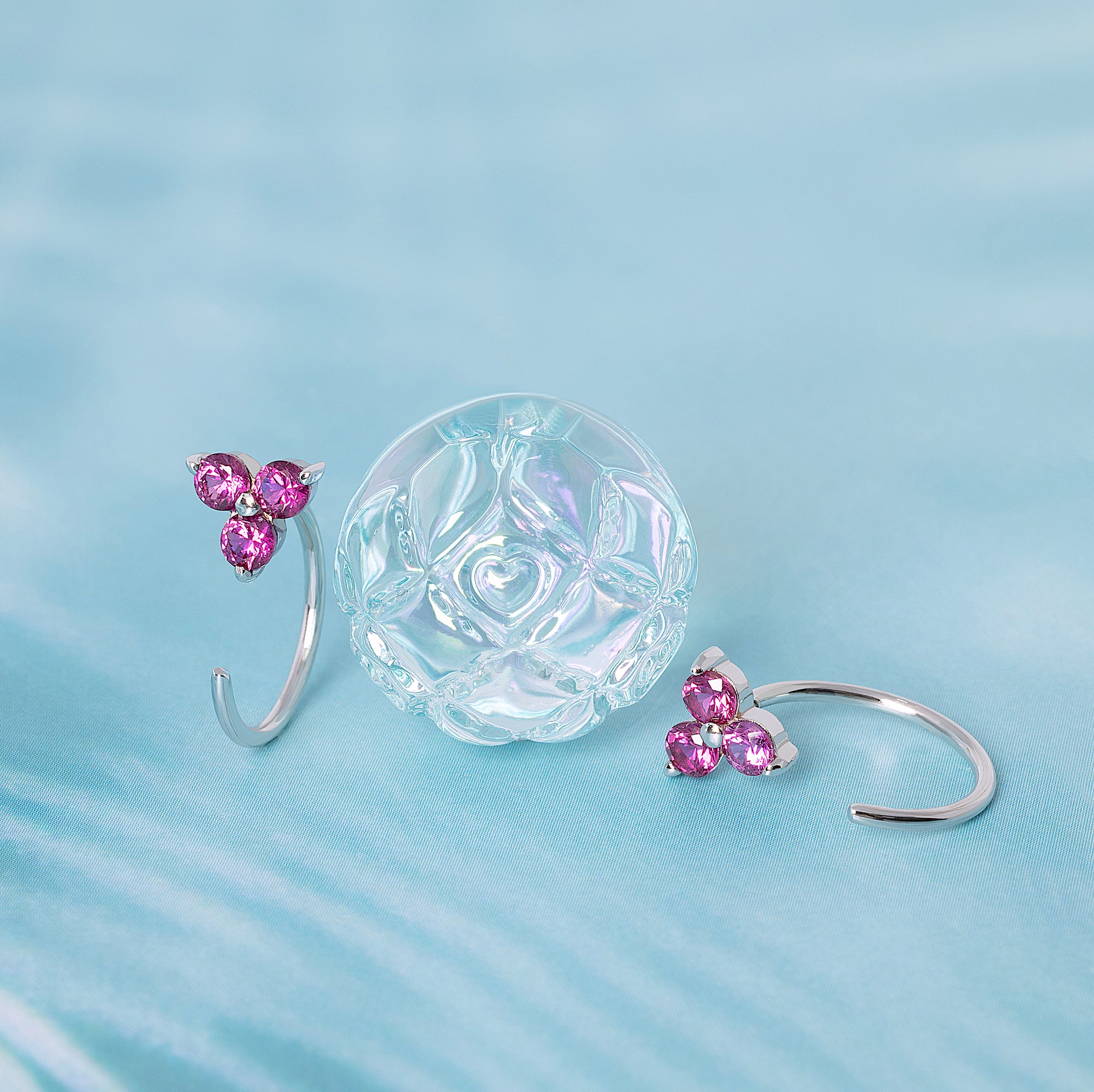 Ruby Trinity Huggie Oorbellen