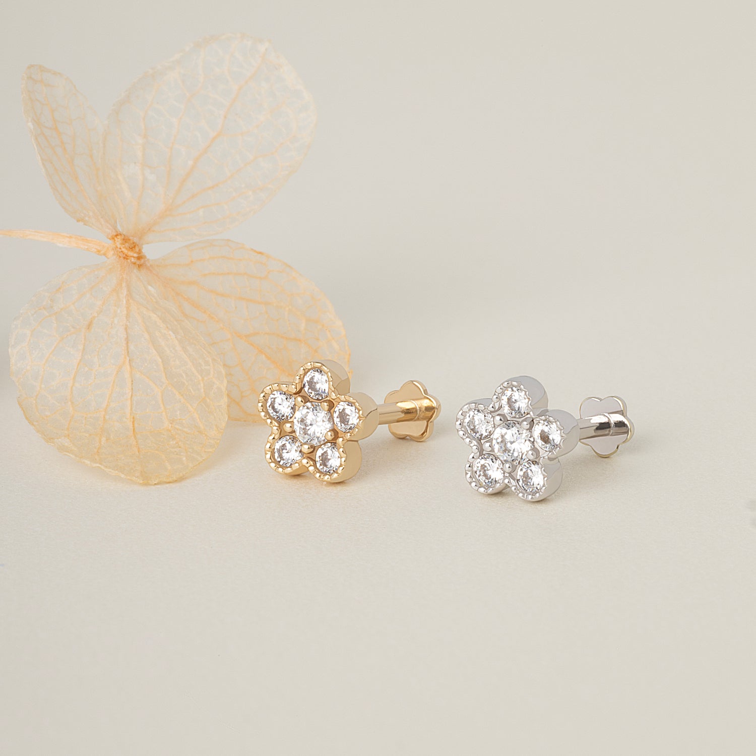 Color:White Gold
Post Length:6.5mm
Post Length:5mm
Post Length:8mm