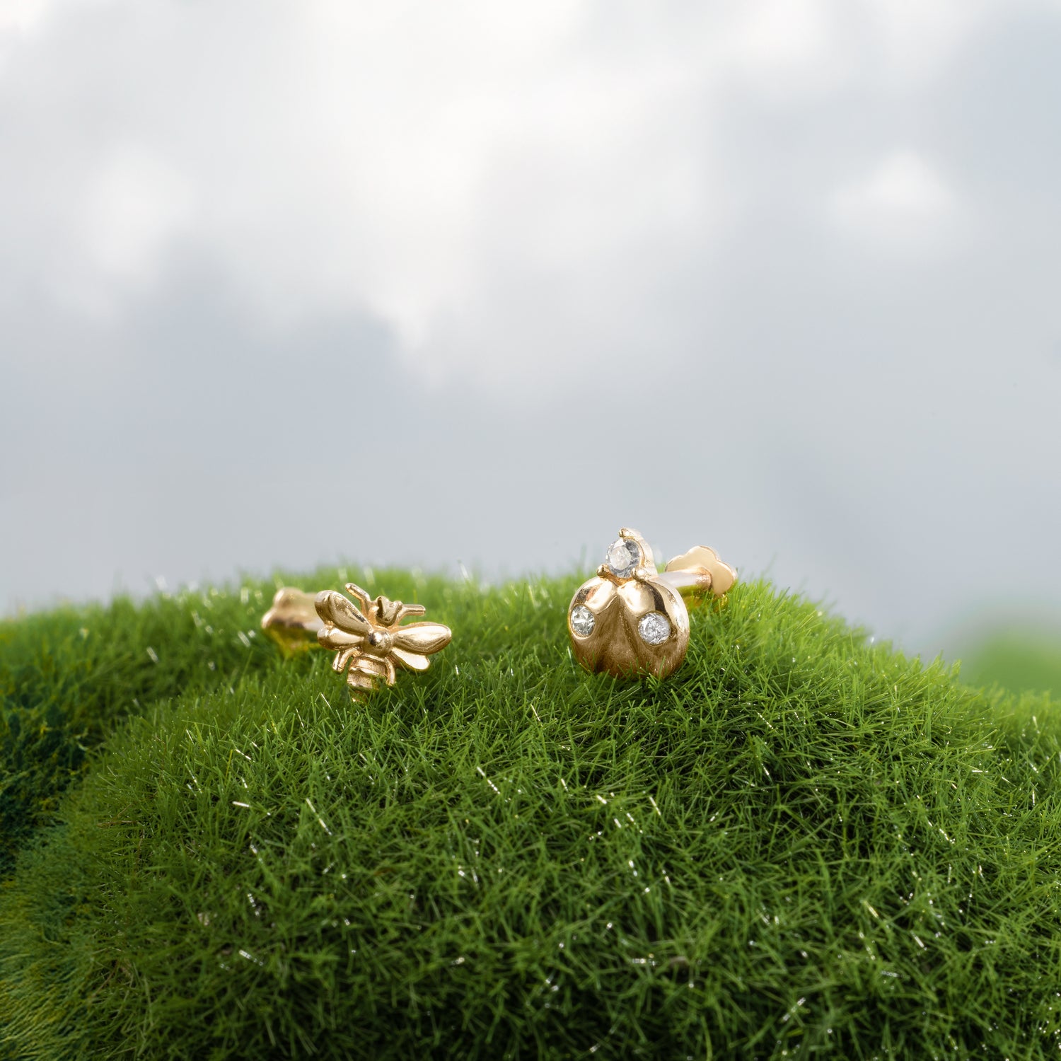 Color:Yellow Gold
Option:Single
Option:Pair