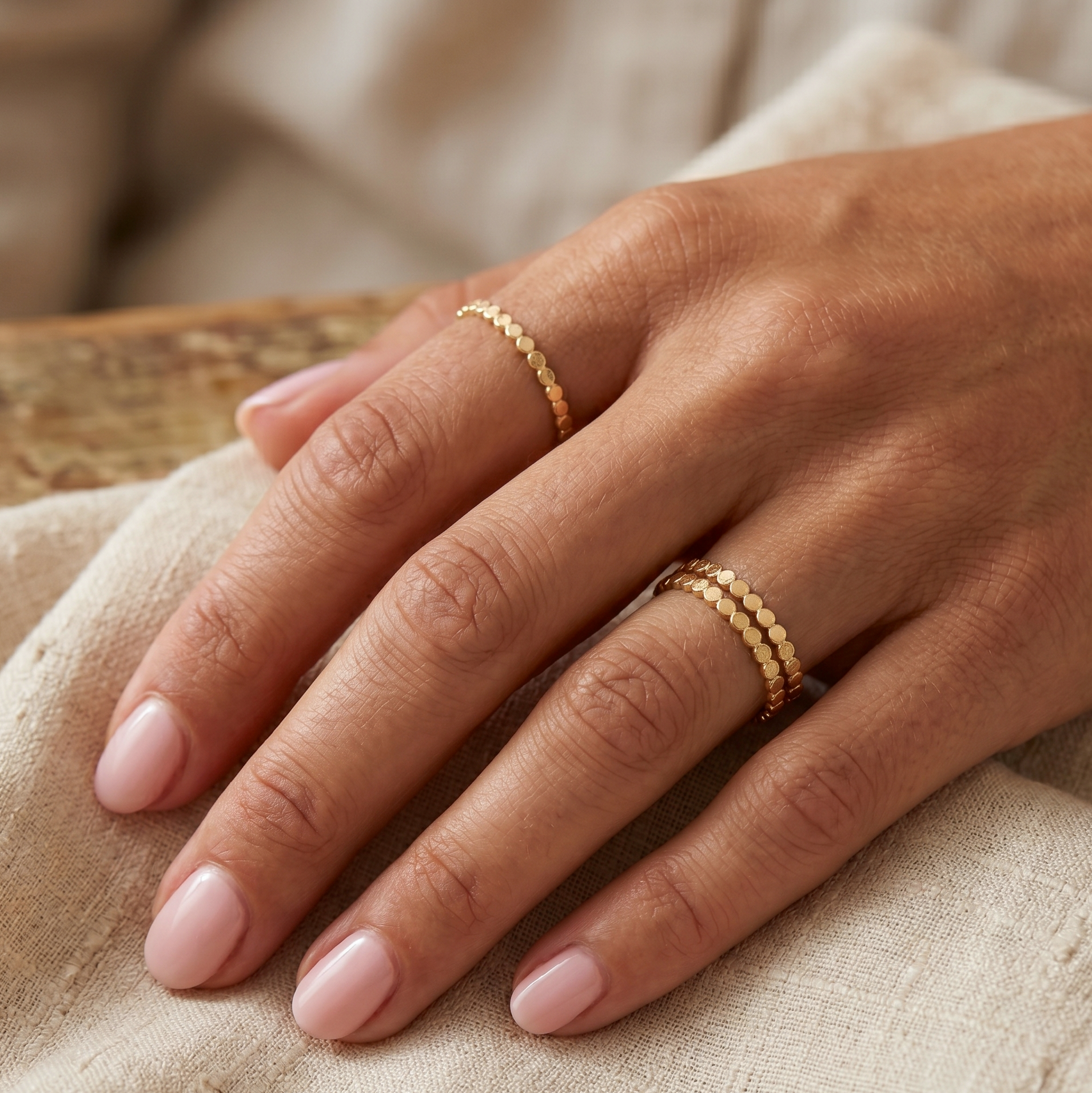 Gouden gestapelde ring met kralenschijf