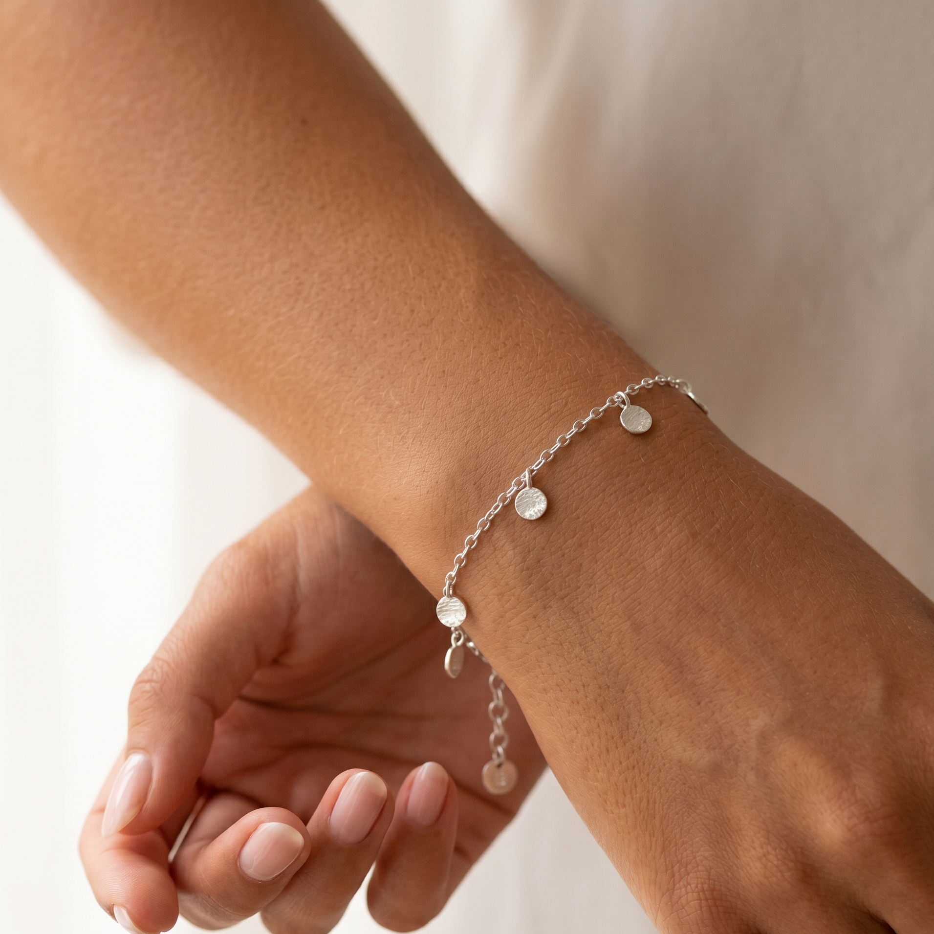 ハンマードディスクチャームブレスレット – J&CO Jewellery ハンマードディスクチャームブレスレット – J&CO Jewellery