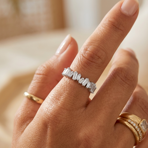 銀色鑲嵌長方形寶石戒指