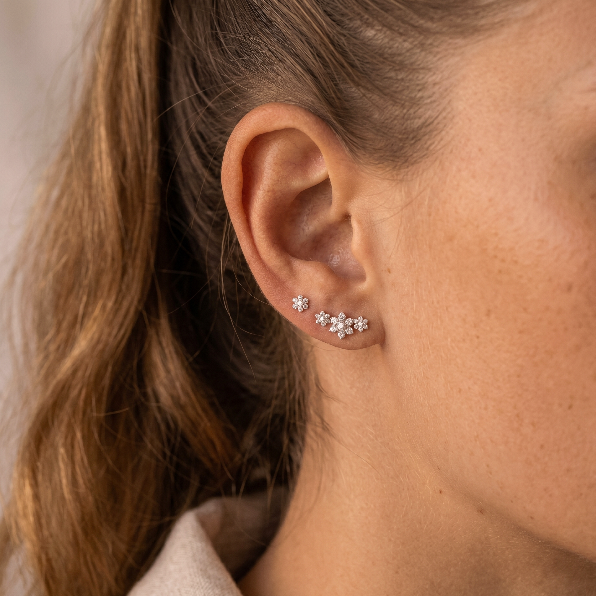 Anting Labret Berulir Bunga Pernyataan Emas Padat 14K