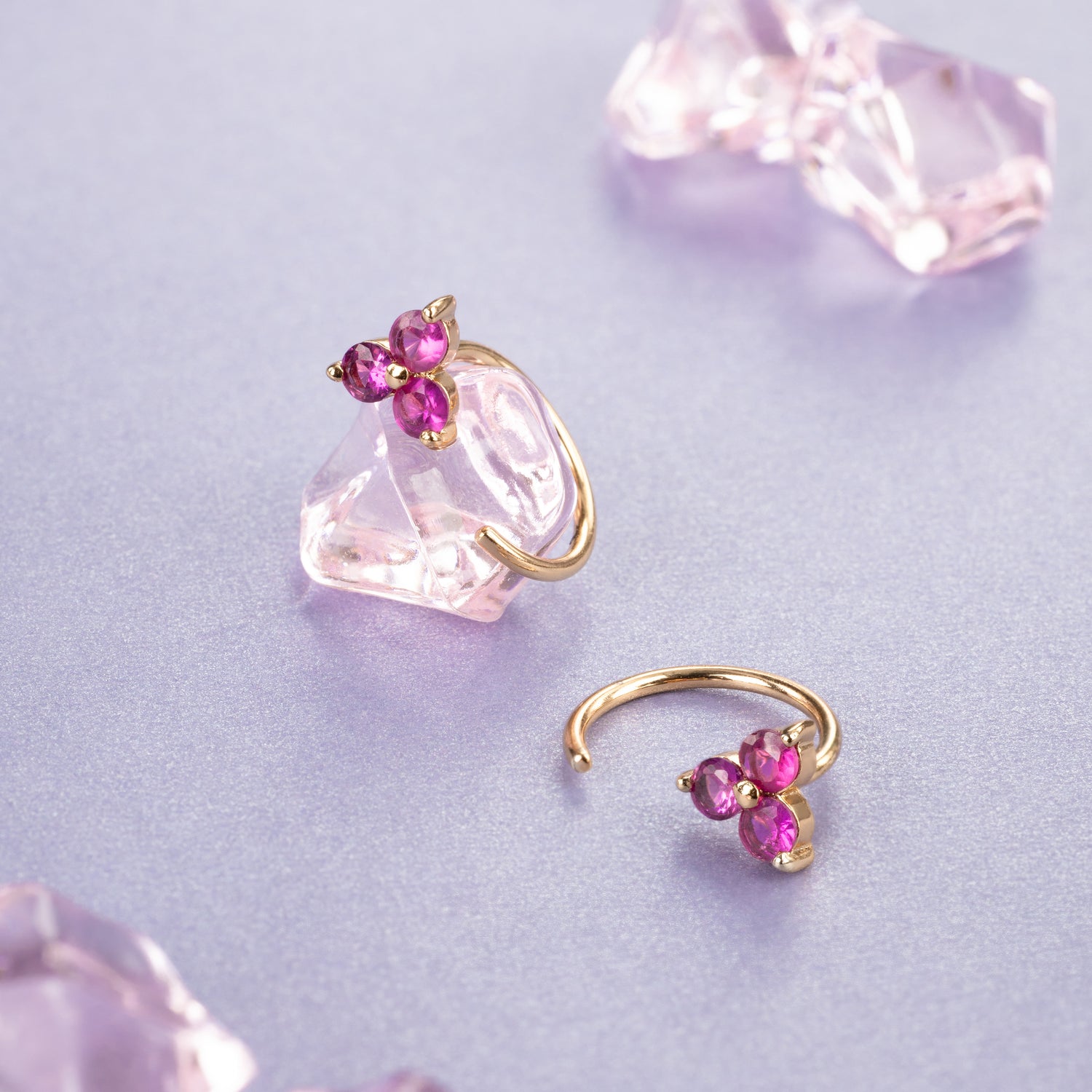 Ruby Trinity Huggie Oorbellen