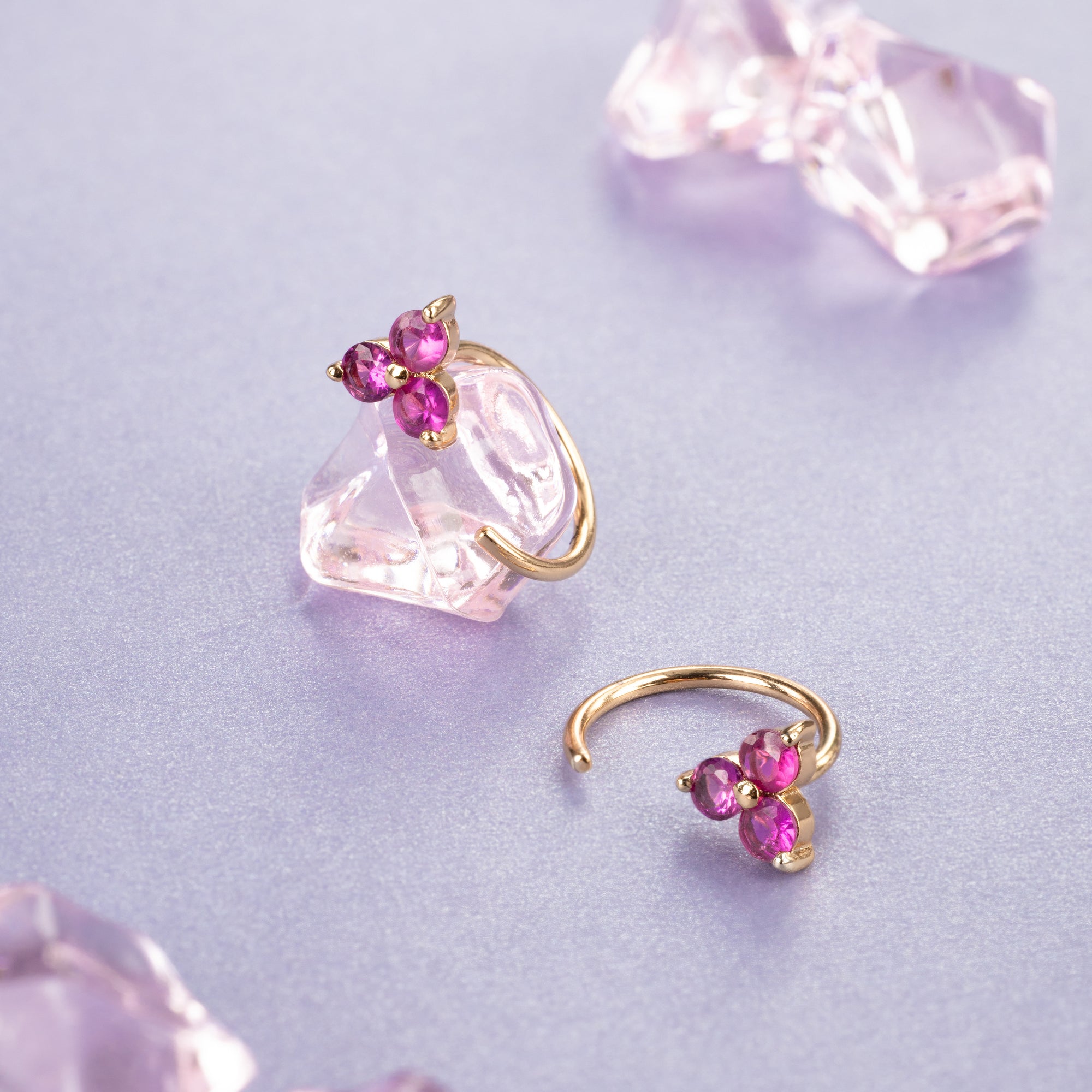 Ruby Trinity Huggie Oorbellen