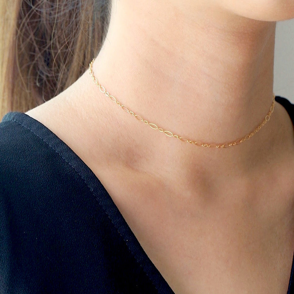 Sleek Chain Gold Choker