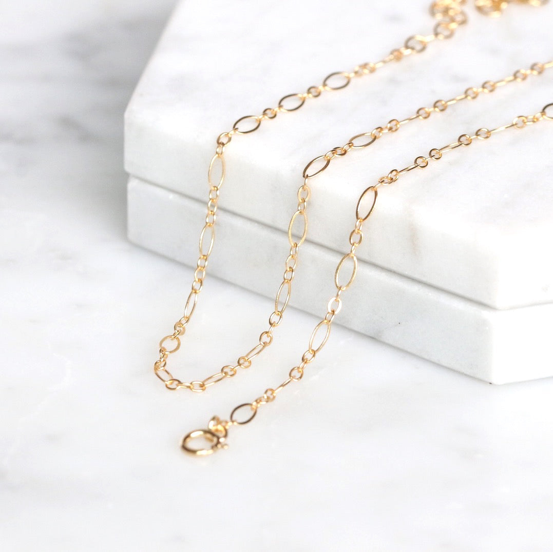 Sleek Chain Gold Choker