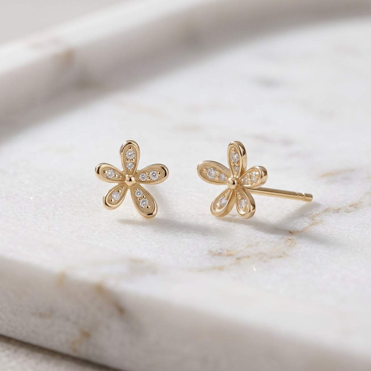Pendientes de botón Floraison pavé de diamantes en oro macizo de 14K