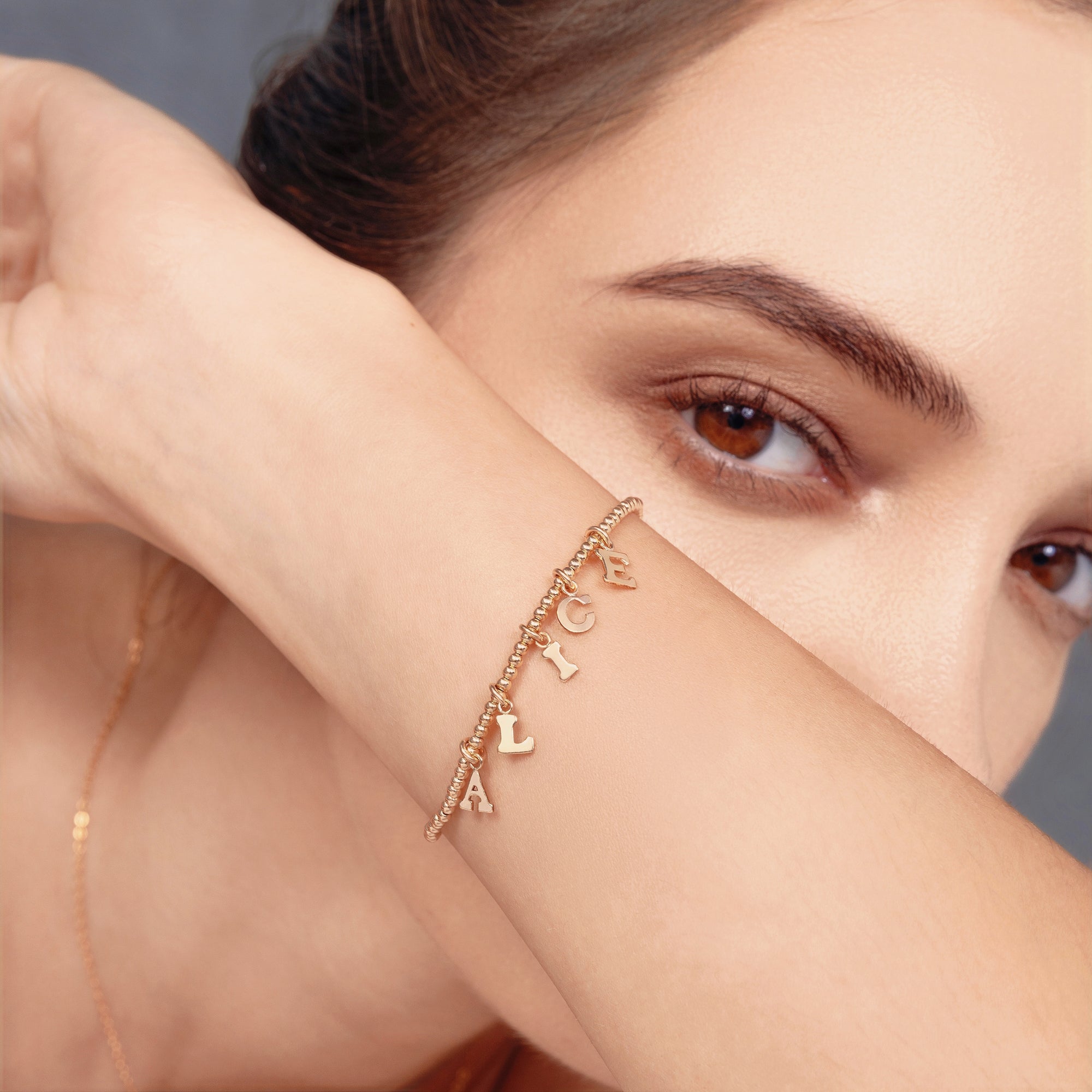 パーソナライズされた文字ブレスレット