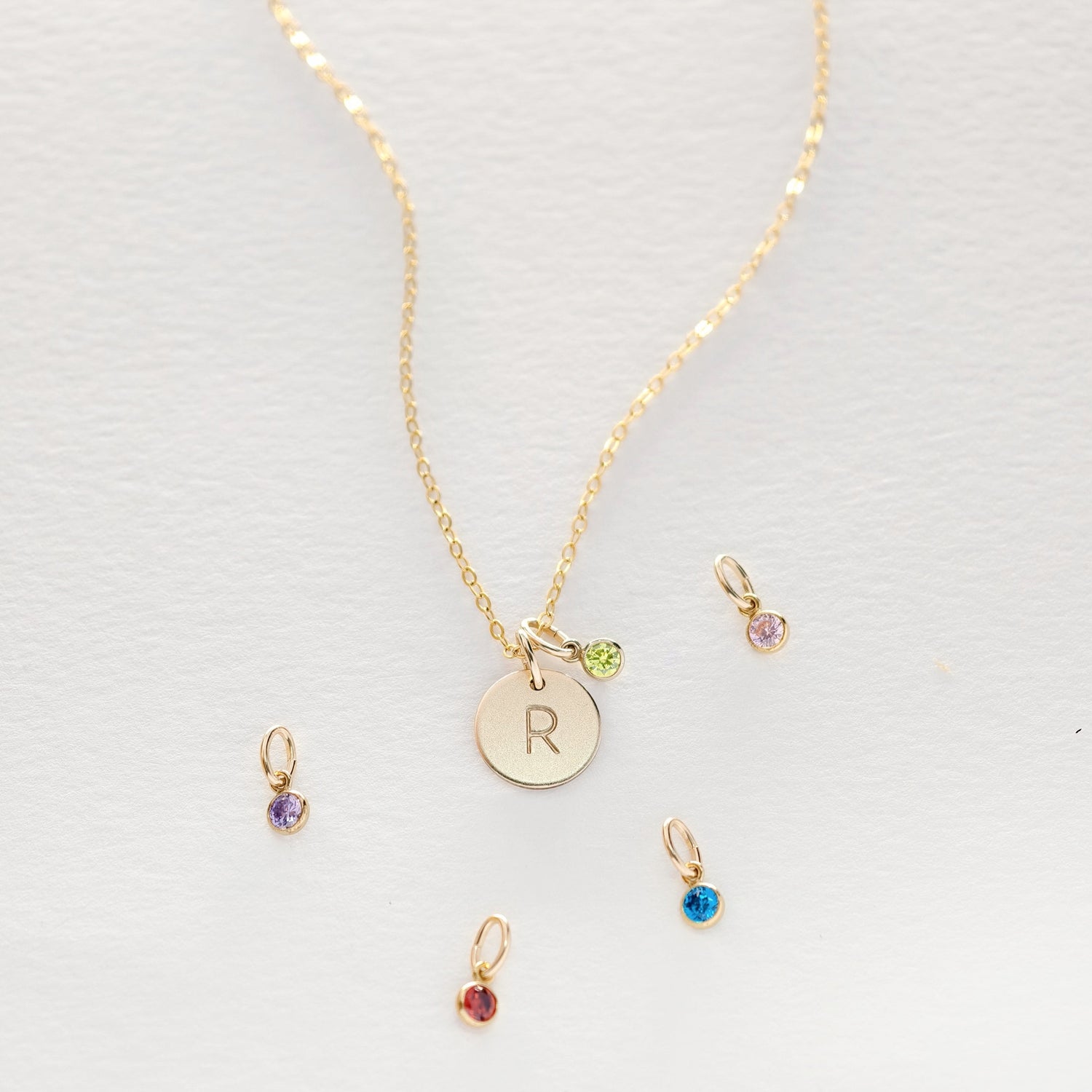 Personlig initialskive med fødselsstenshalskæde