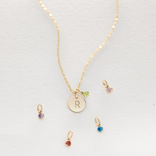 Personlig initialskive med fødselsstenshalskæde