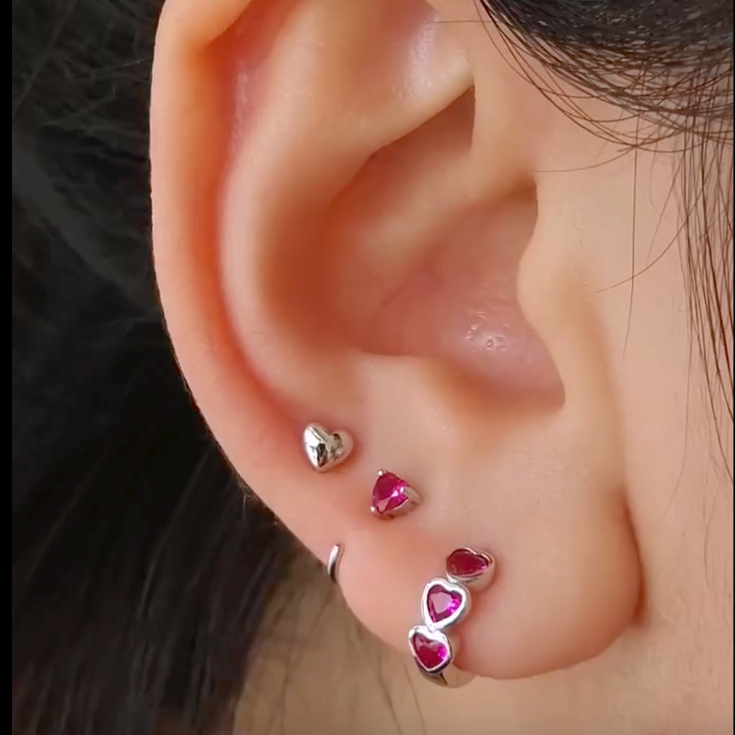 Liten Ruby Heart Huggie