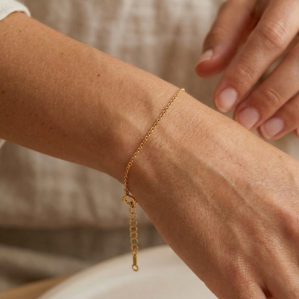 barelythere_bracelet_gold.png?