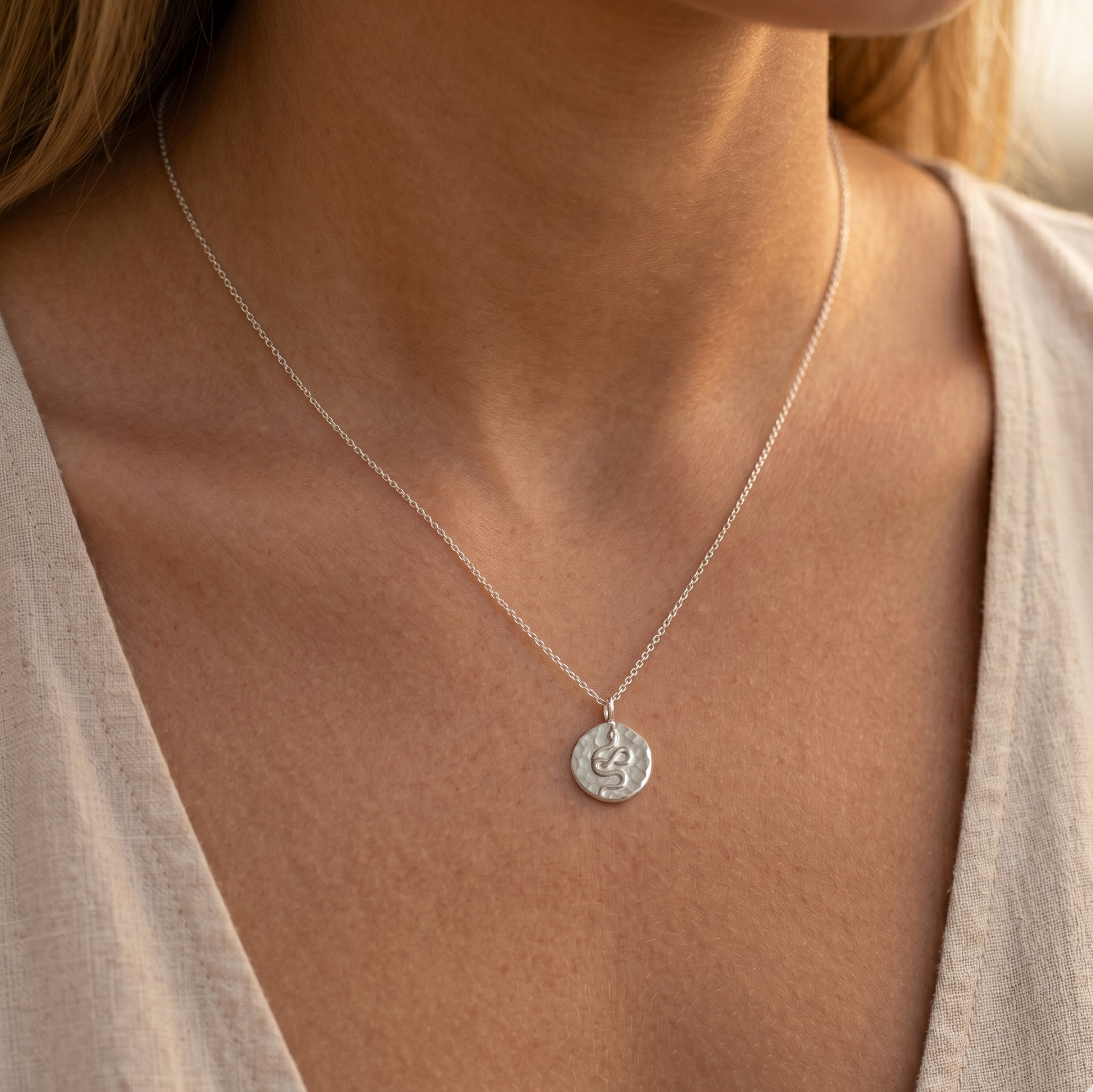 Collier à disque martelé de serpent