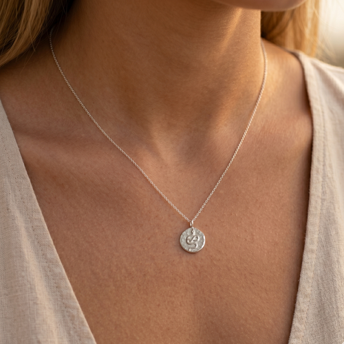 Collier à disque martelé de serpent