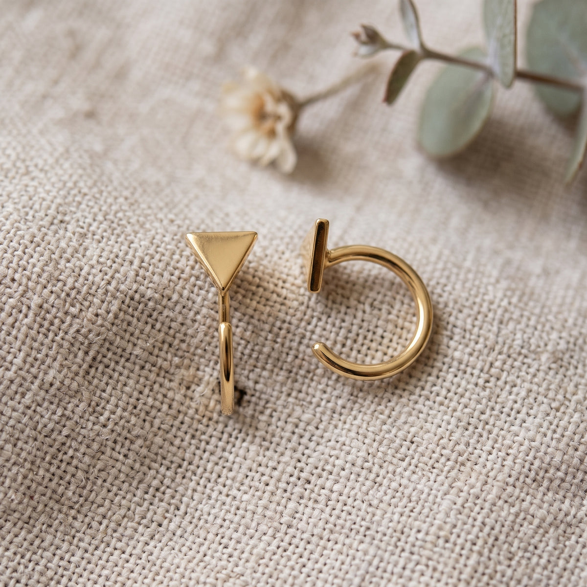 Orecchini a cerchio triangolari Mia