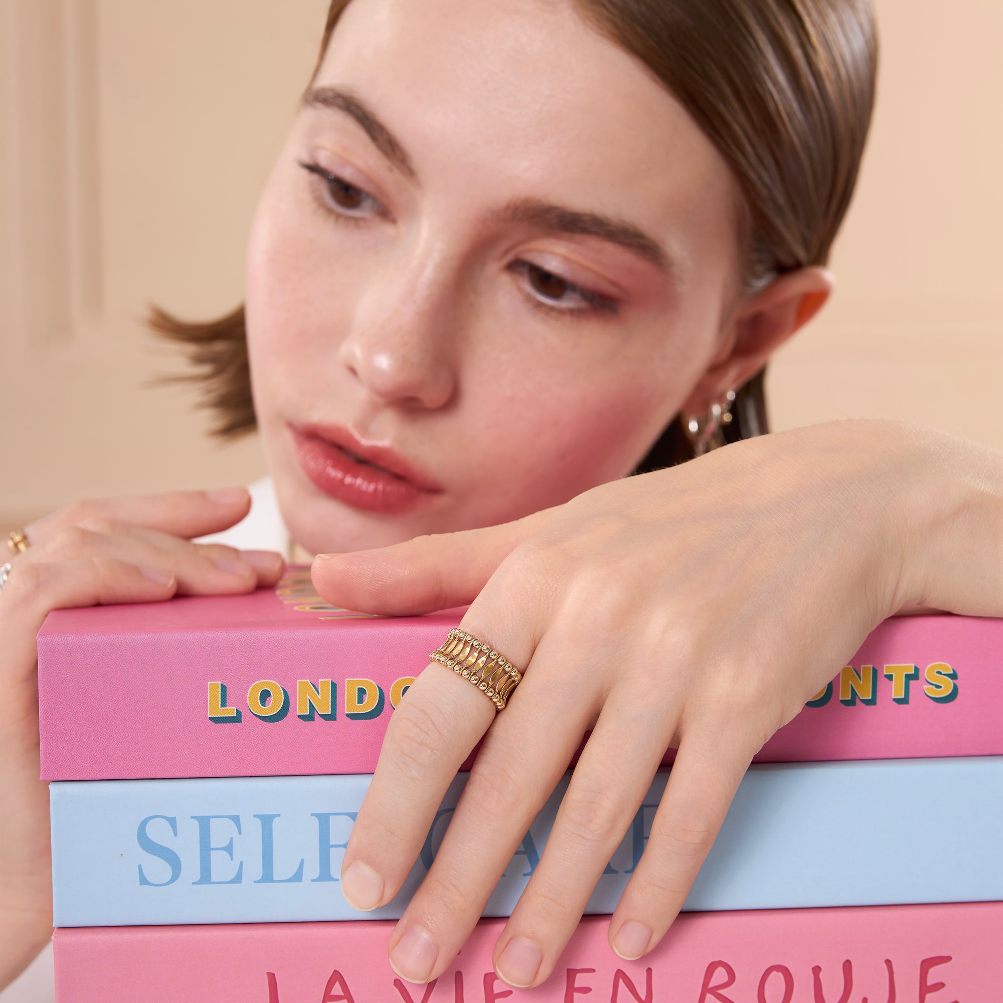 Colonnade Golden Band Ring