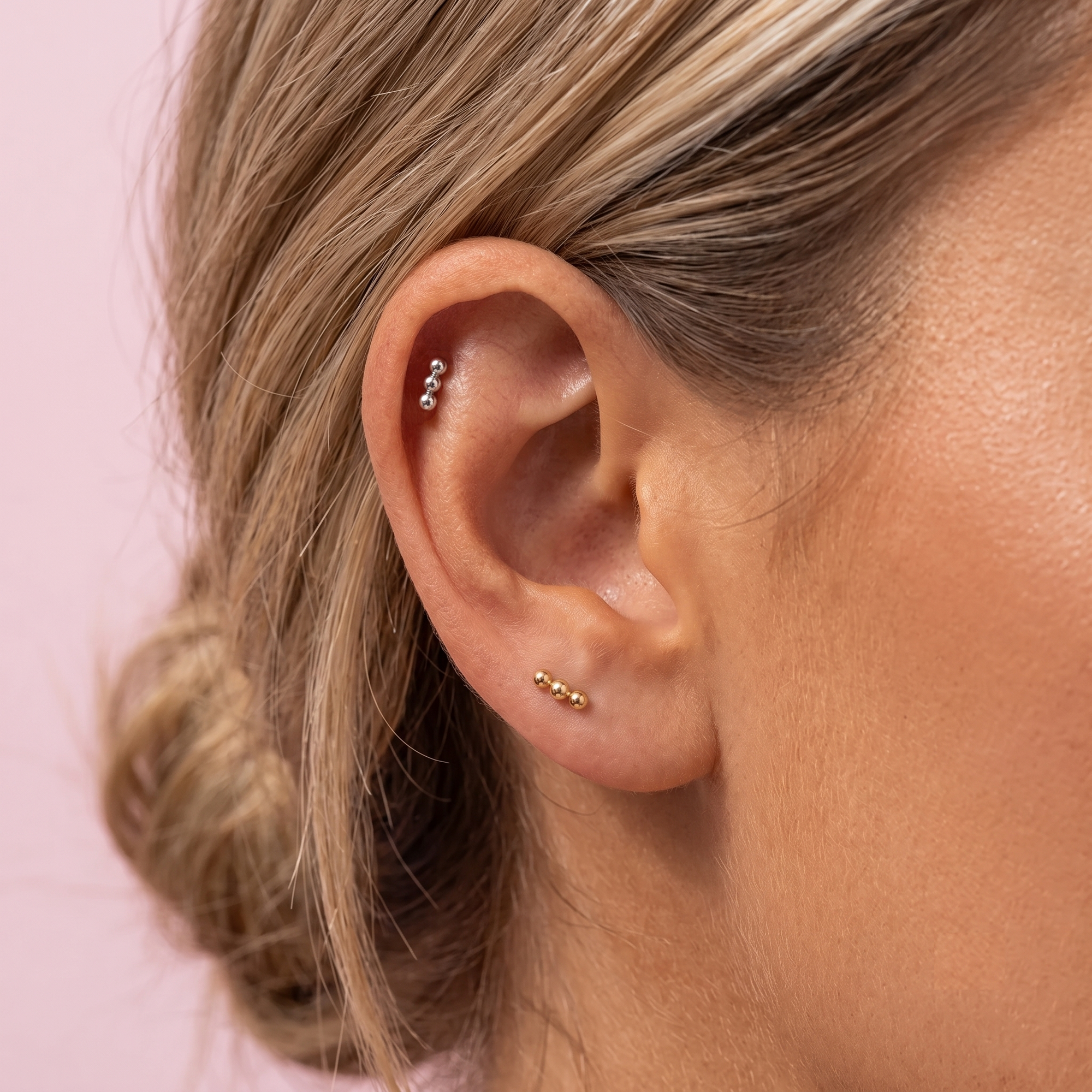 14K massivt guld mini tredobbelt boblebar flad bagside ørering
