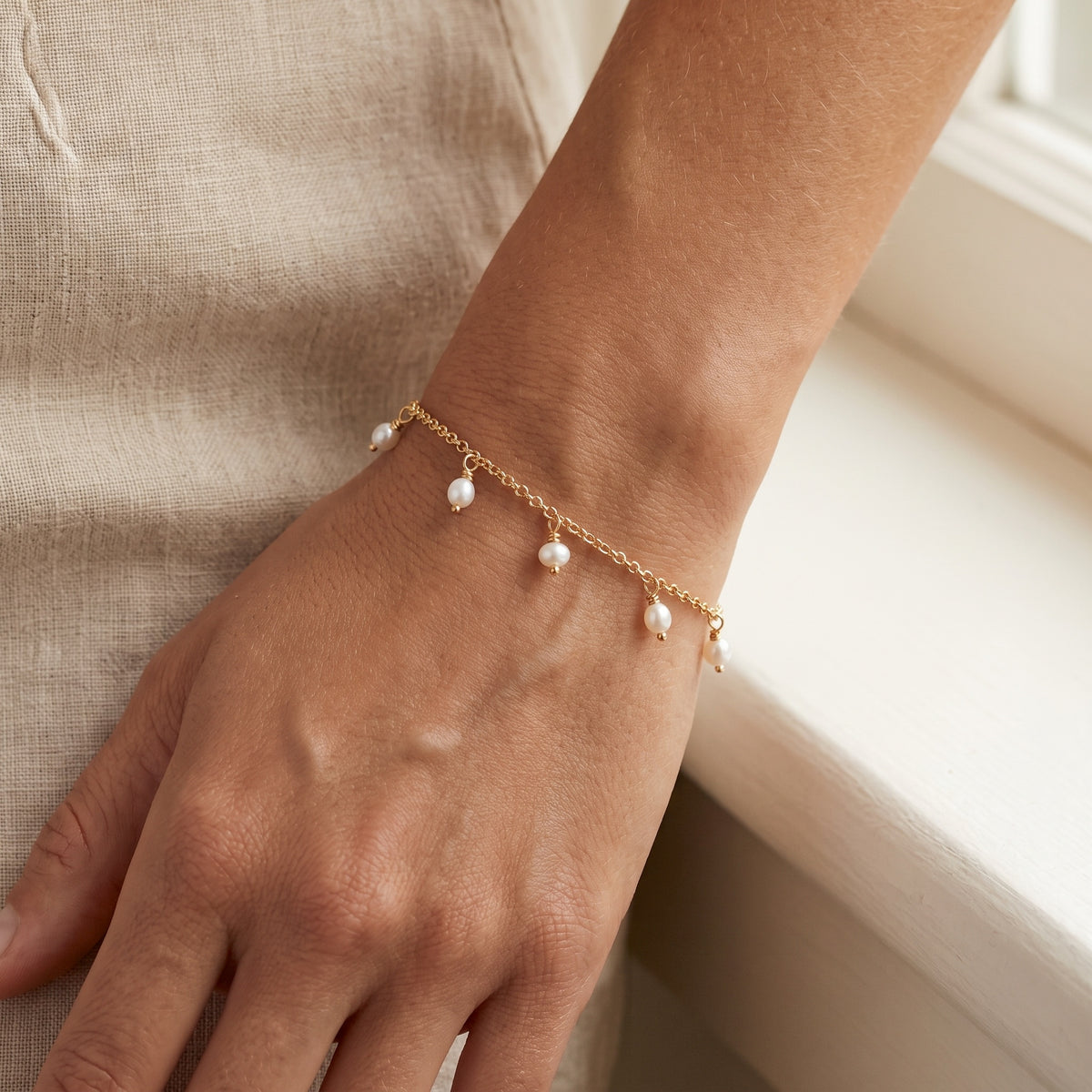 Tiny Pearly Rolo Chain Bracelet