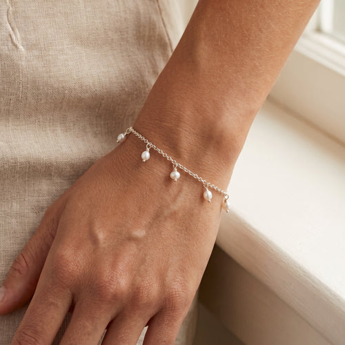 Tiny Pearly Rolo Chain Bracelet