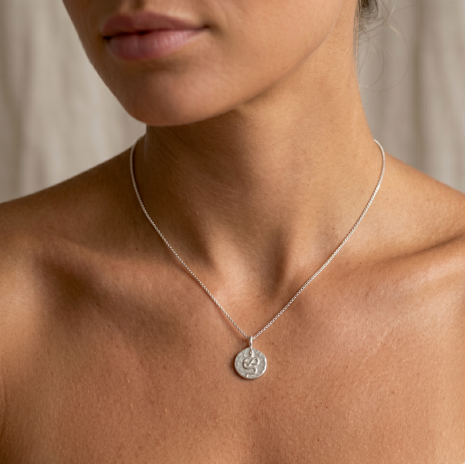 Collier à disque martelé de serpent