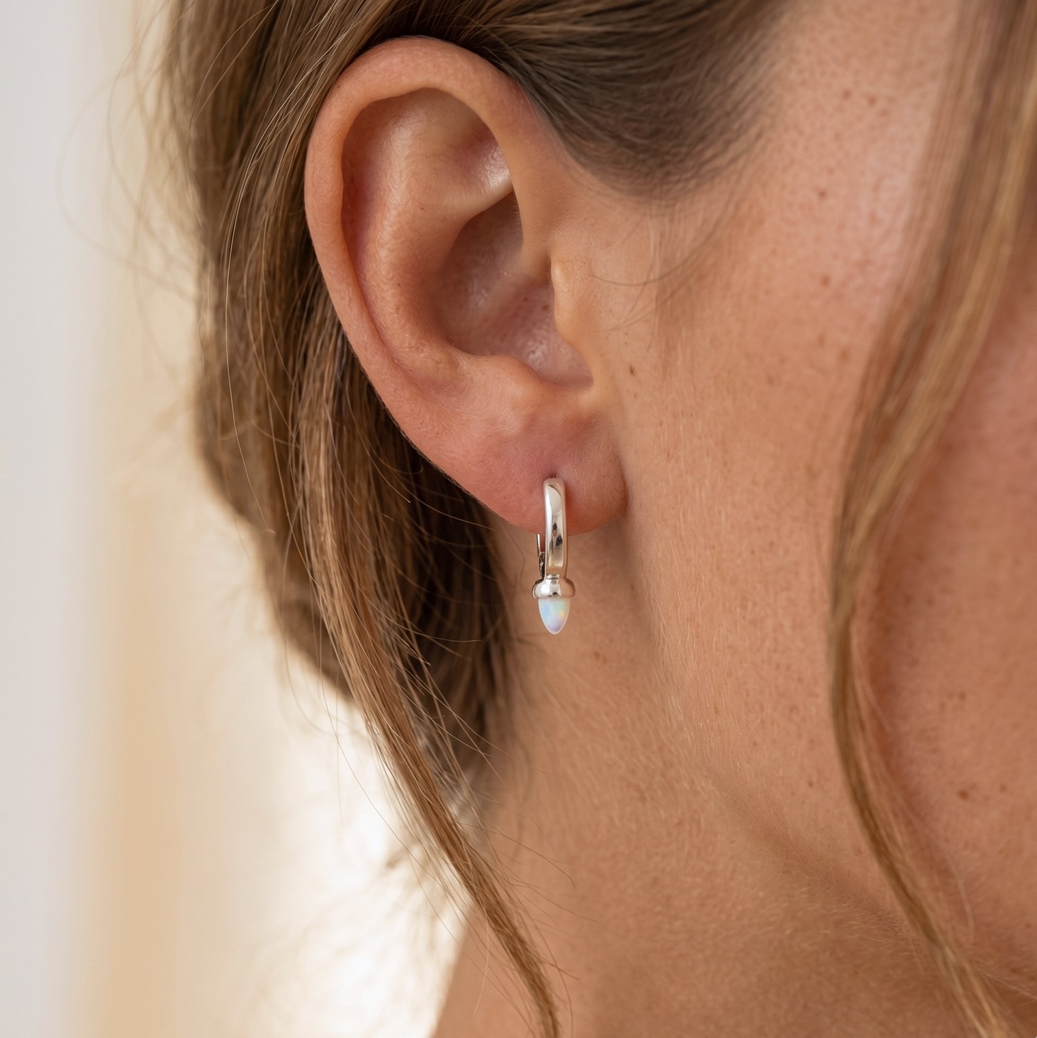 Pendientes de Huggie Opal Bullet