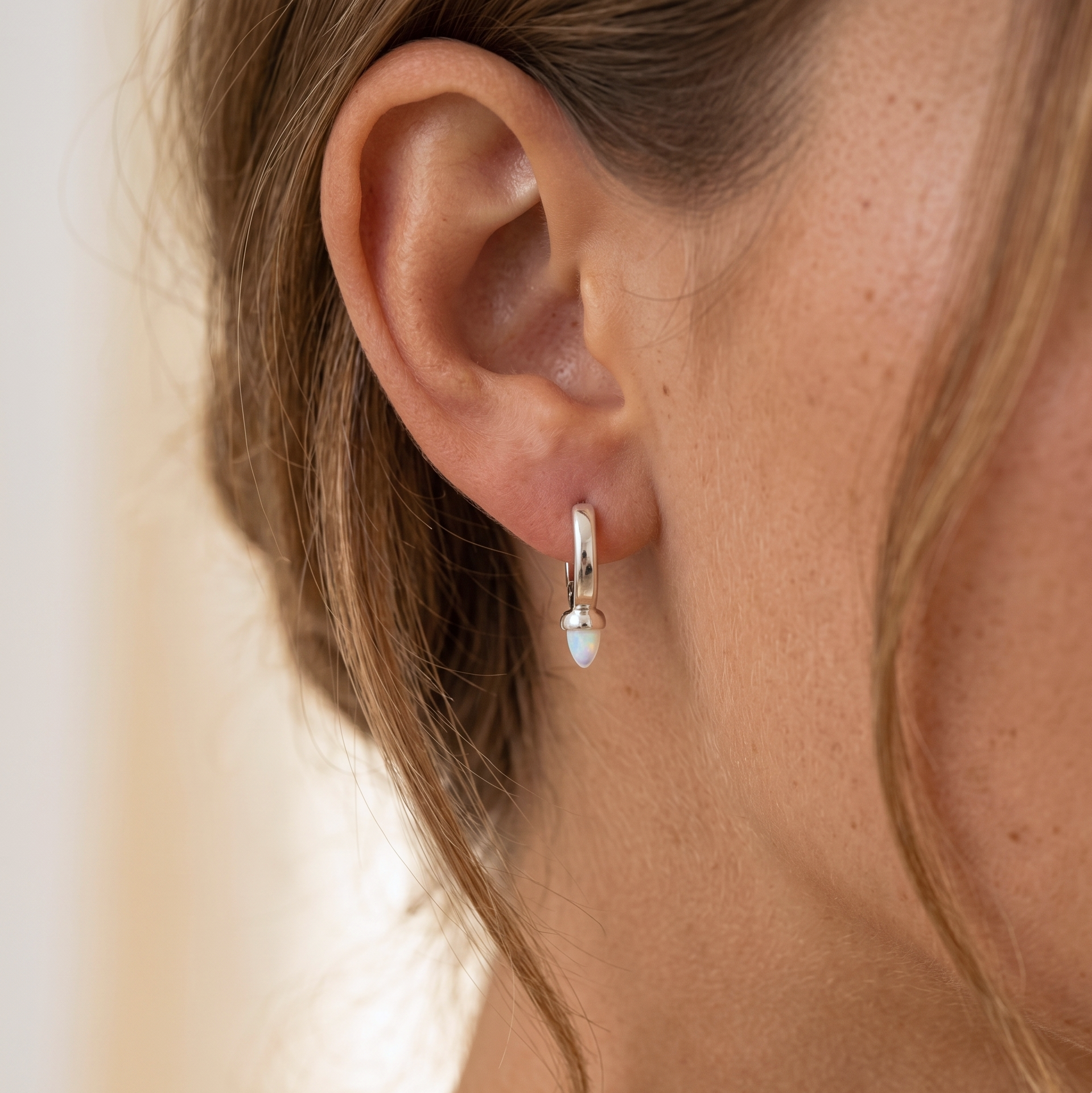 Pendientes de Huggie Opal Bullet