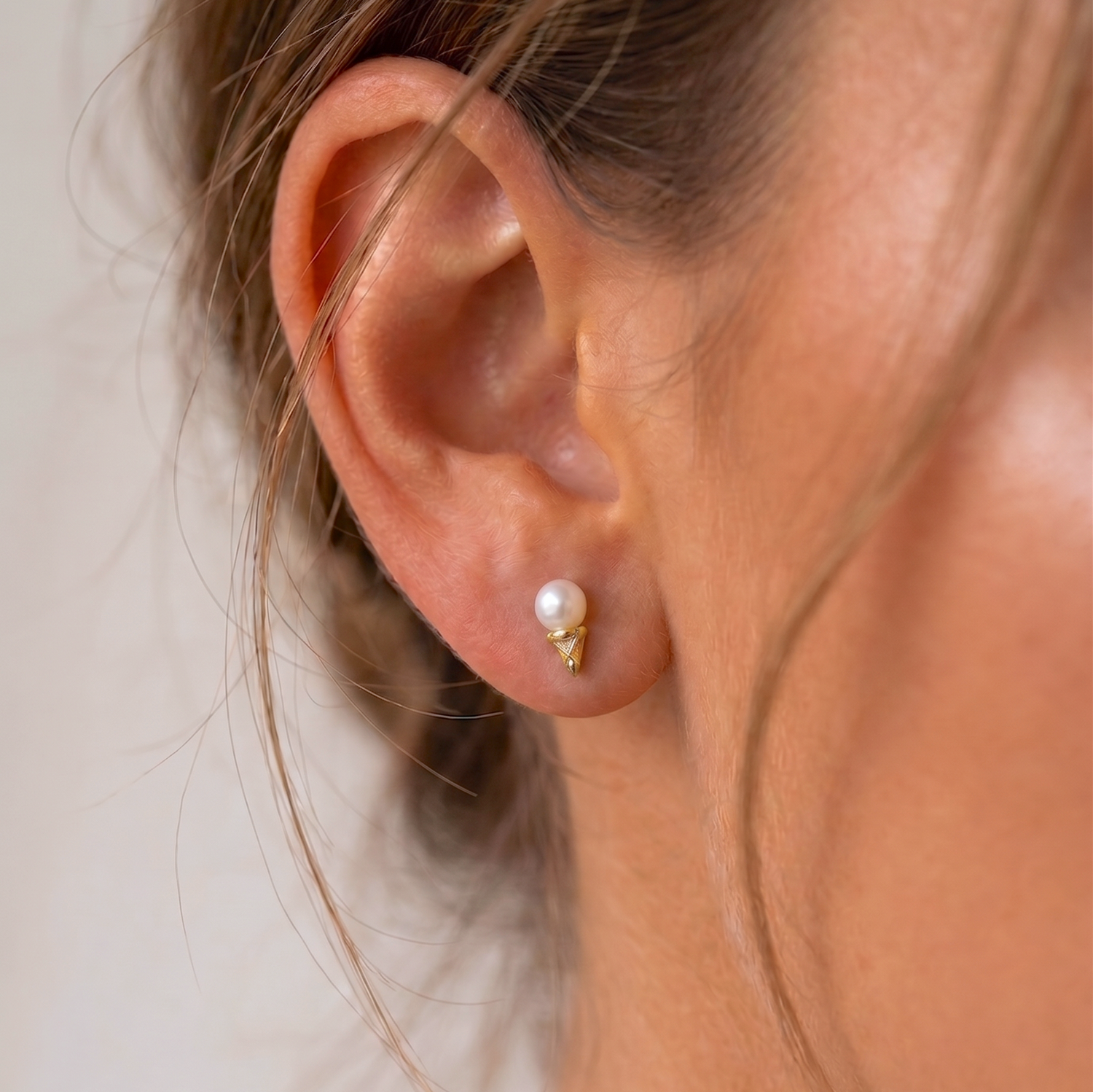 Pendiente Flatback de Cono de Helado con Perla de Agua Dulce en Oro Macizo de 14K
