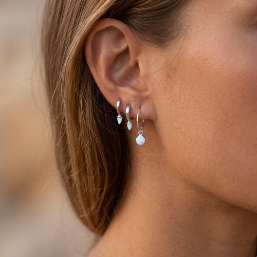 Pendientes de Huggie Opal Bullet