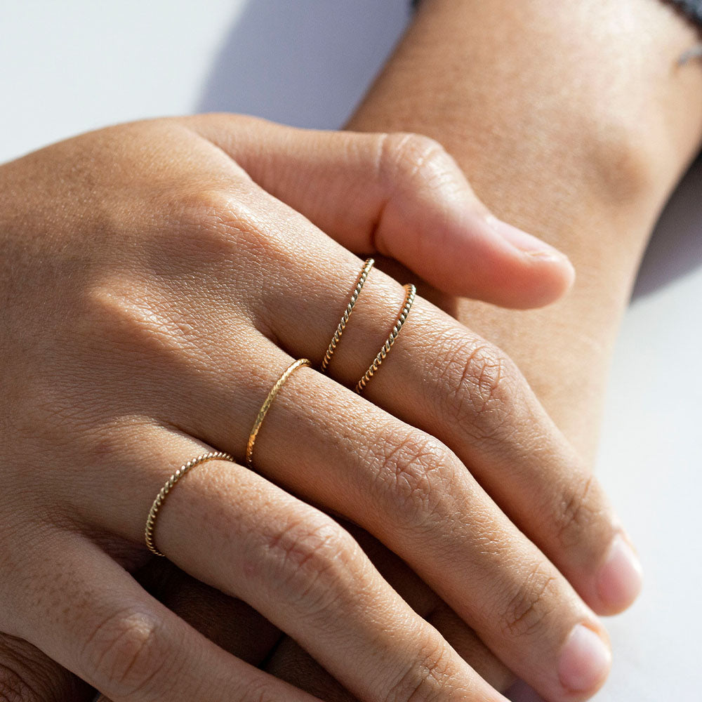 Skinny Twist Ring Guld