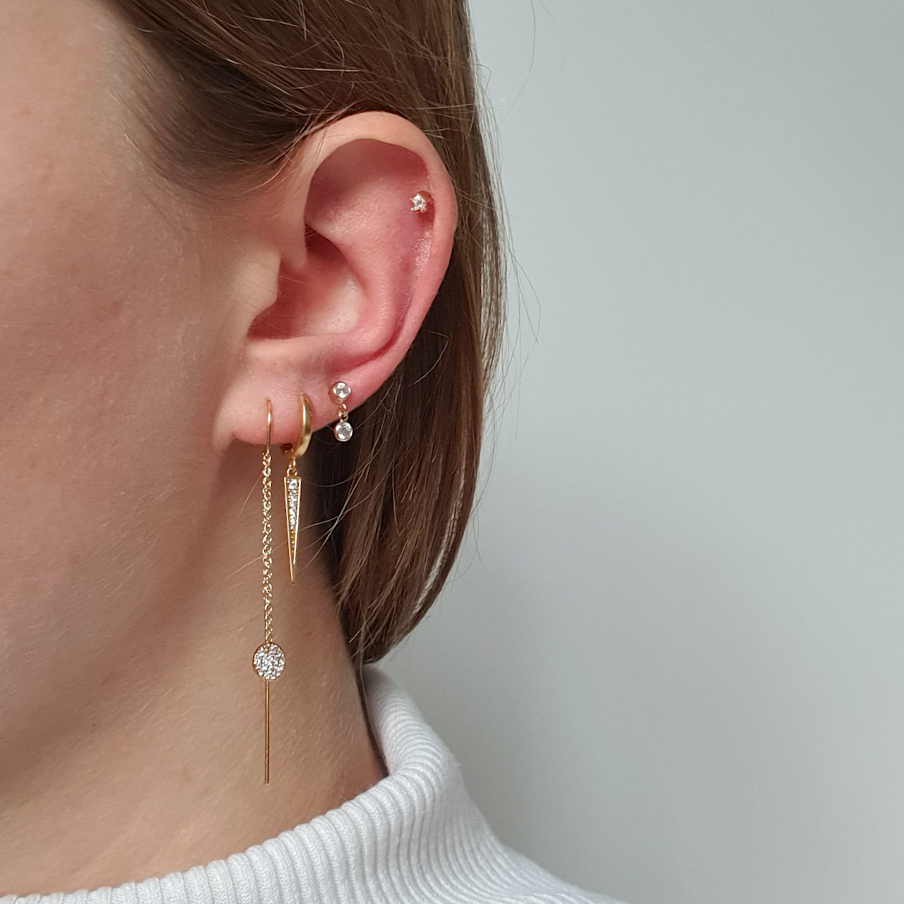 ต่างหูแบบร้อยหูวงกลมเต็มรูปแบบที่สวยงาม