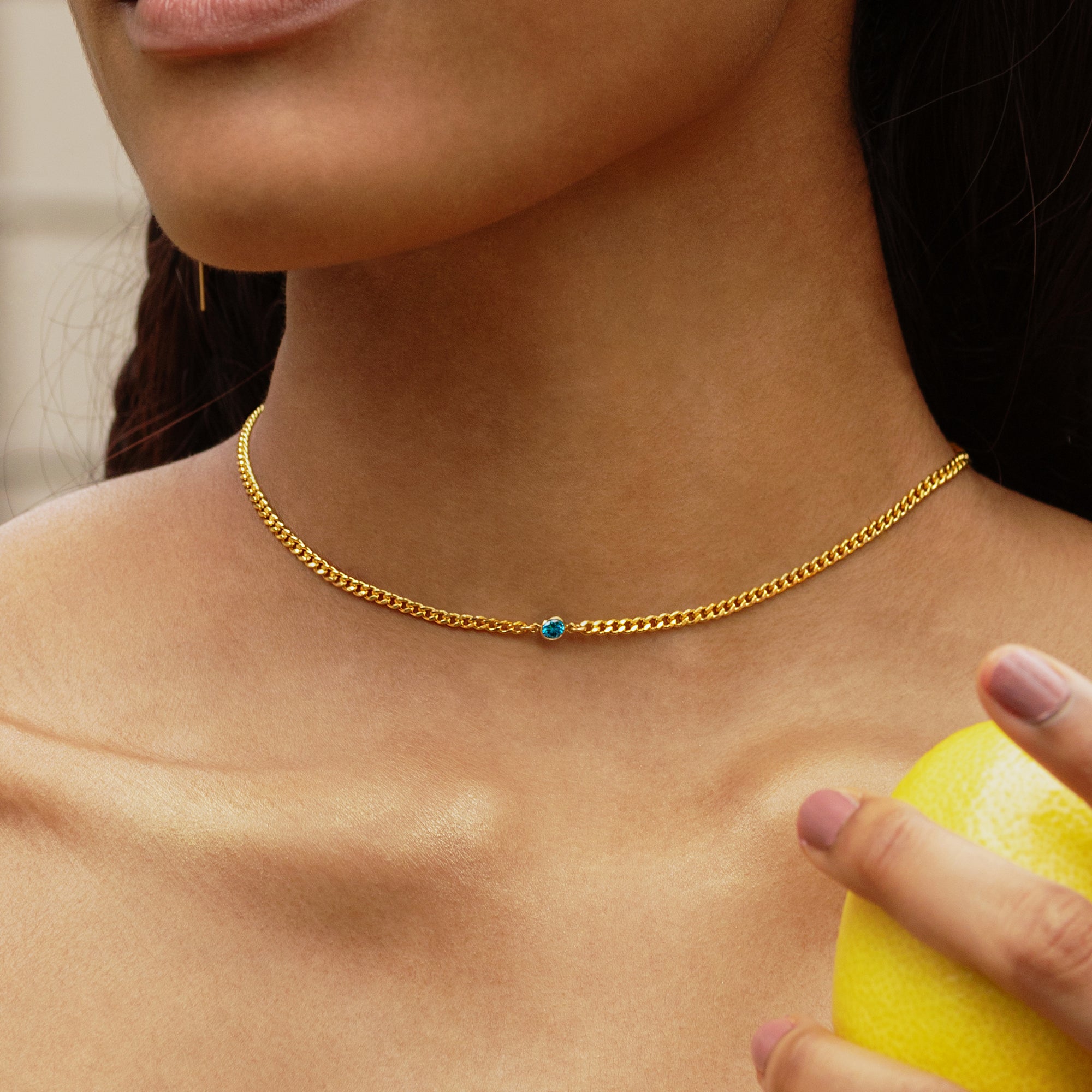 Choker con catena curb e lunetta in zaffiro